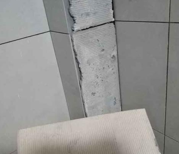 蓝田瓷砖空鼓维修公司分享下厨房瓷砖脱落的补救措施。